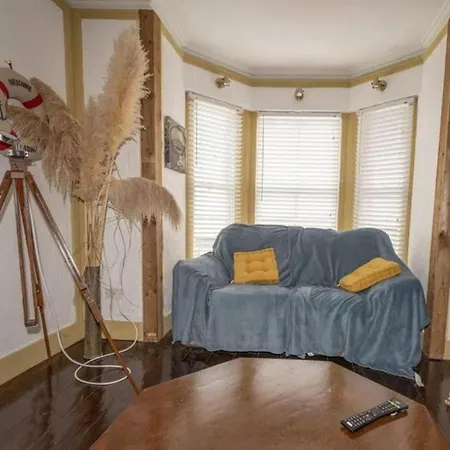 Apartment Sleeps 6 - 100mfrombeach - Ocean View Balcony