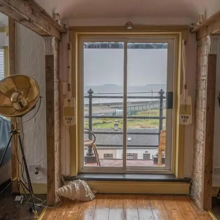 Quirky - Sleeps 6 - Coastal Area - Parking Apartment Youghal