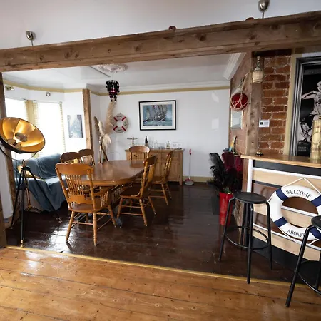 Apartment Sleeps 6 - 100mfrombeach - Ocean View Balcony Youghal