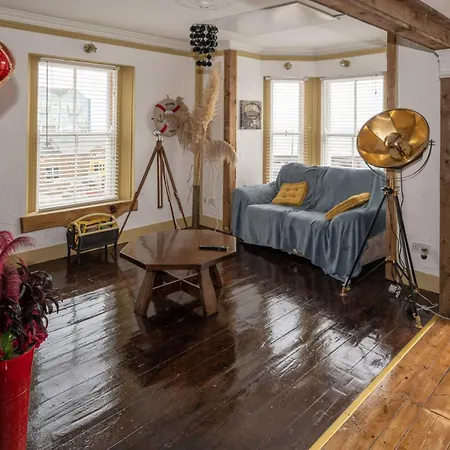 Quirky - Sleeps 6 - Coastal Area - Parking Apartment Youghal